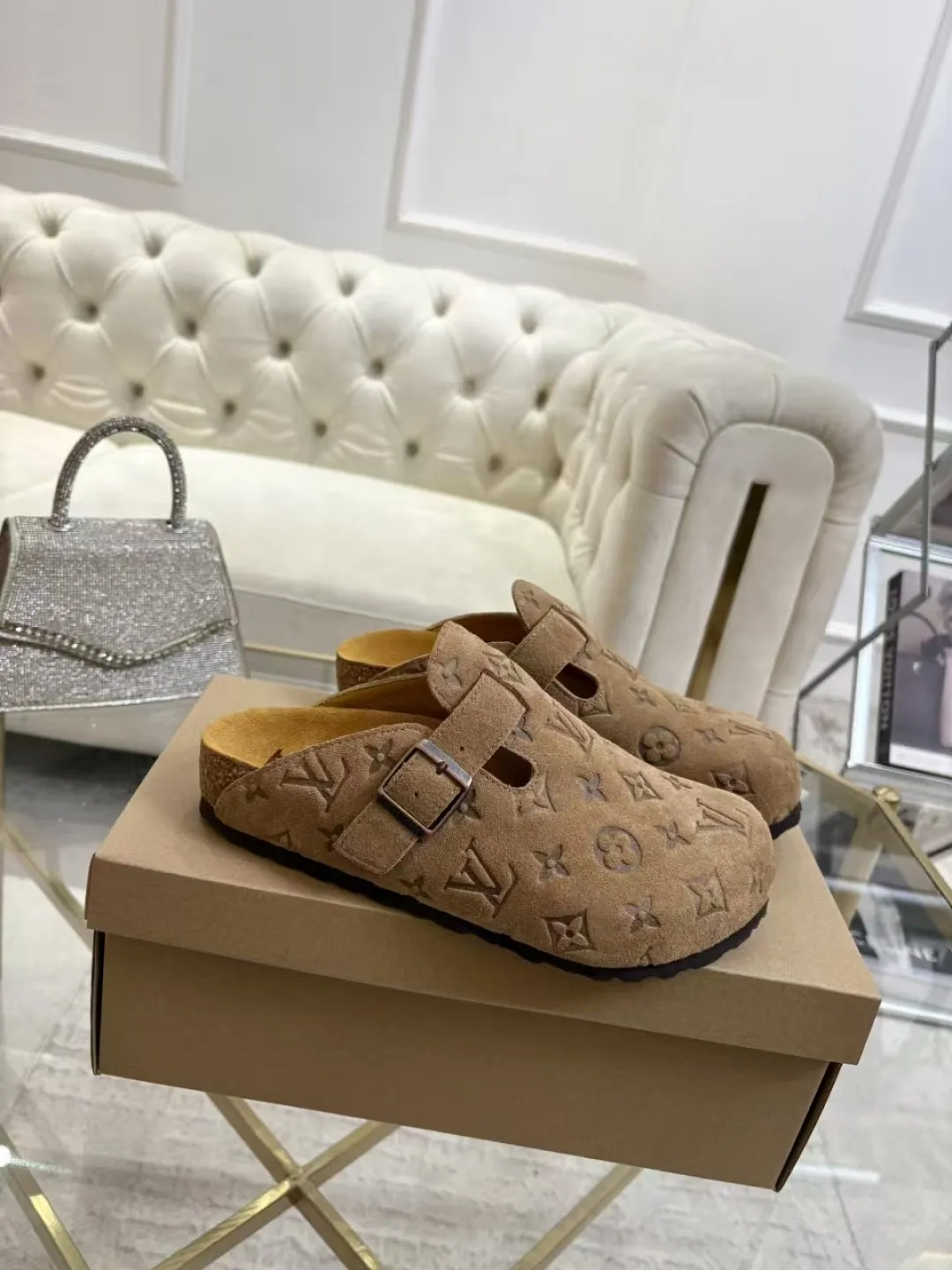 Women's p560 Men's p580 ✨ LV couple's toe-cap slippers | Full of high-end feel, you can walk with wind! ✨ This pair of LV classic toe-cap slippers is simply a "walking grass-planting machine"! Original three-dimensional embossed cowhide + cowhide fabric, the texture is high-end at first glance, and you will become a rich daughter/son in seconds ~💅 🌟 Why must you join TA? ✔️ Original embossed cowhide - clear texture but not cheap, classic presbyopia yyds ✔️ Belt buckle + metal logo - ecstatic control of details, exquisite to the heel! ✔️ Sheepskin lining + cushioned footbed - it feels like stepping on clouds ☁️, and you won’t feel tired when you go shopping~ ✔️ Non-slip rubber sole - walking is as stable as a mountain, and you are not afraid of slipping on rainy days!  👫 The best outfit for couples: Whether it’s shorts, T-shirts👕 or long skirts and suits👗, pairing these shoes with each other will immediately create a lazy and high-end atmosphere! Everyday outings/vacations, no matter what you shoot, it will look like a blockbuster📸🔥 The texture and foot feel that only the higher version can have, it is not a hit or a hit! Heartbeat is not as good as action. True love is true when both pairs are in pairs~💖 #LVcoupleslippers #高色综合 #好看不狠的 Feet #couples’ must-have